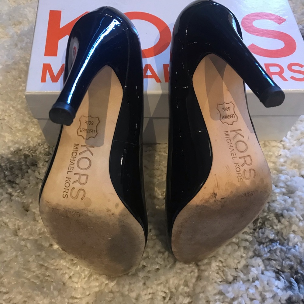 Black leather MK pumps. - Picture 3 of 3